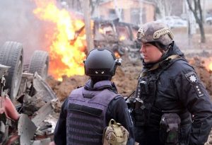 Ουκρανία: Ο στρατός υποχωρεί στους Ρώσους και η αστυνομία στο έγκλημα