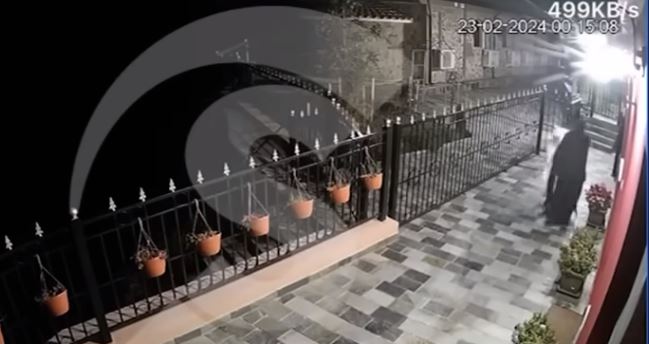 Κύπρος: Νέο βίντεο από την Μονή Αββακούμ – Μοναχός και γυναίκα κουβαλούσαν κρυφά βαρύ αντικείμενο