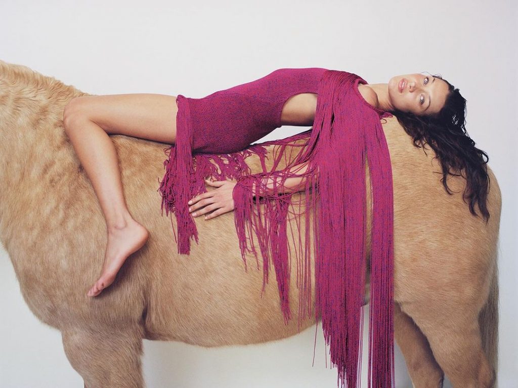 Αντιδράσεις για την φωτογράφιση της Μπέλα Χαντίντ – Πάτησε πάνω σε άλογο και εξόργισε τους θαυμαστές της 