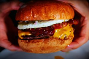 Με το κιάλι θα βλέπουν οι Αμερικανοί το τσίζμπεργκερ και οι Έλληνες το σουβλάκι