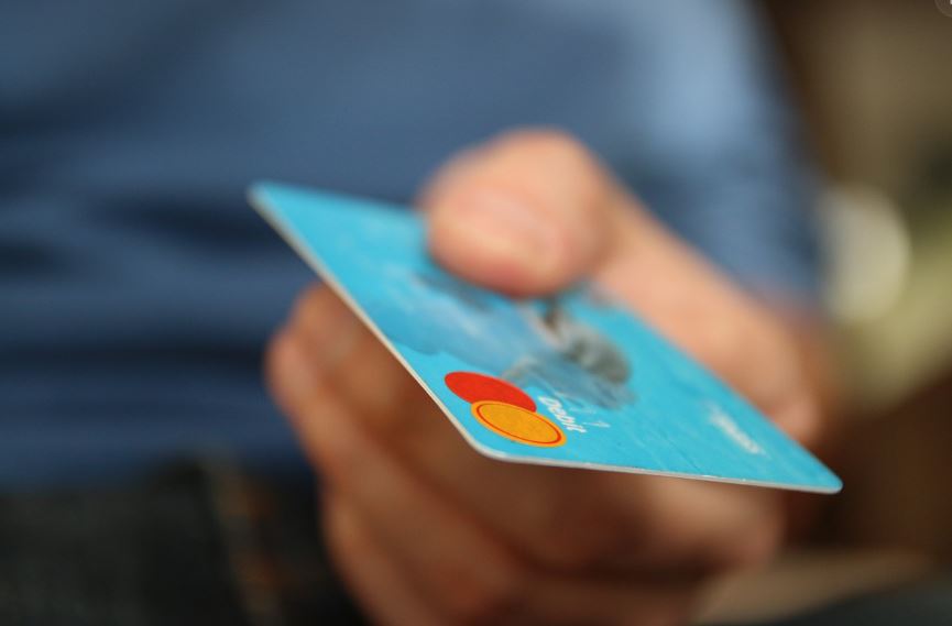 Κάρτες: Τι συμβαίνει κάθε φορά που πληρώνετε με κάρτα, η «πίτα» των 170 δισ. ευρώ