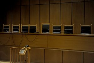 Άρτα: Ιερέας επιτέθηκε και τραυμάτισε την πρώην σύζυγό του κατά τη δίκη για την επιμέλεια των παιδιών
