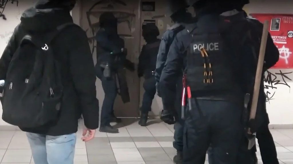 Καρέ καρέ η έφοδος της ΕΛ.ΑΣ στην Πανεπιστημιούπολη – Συλλήψεις