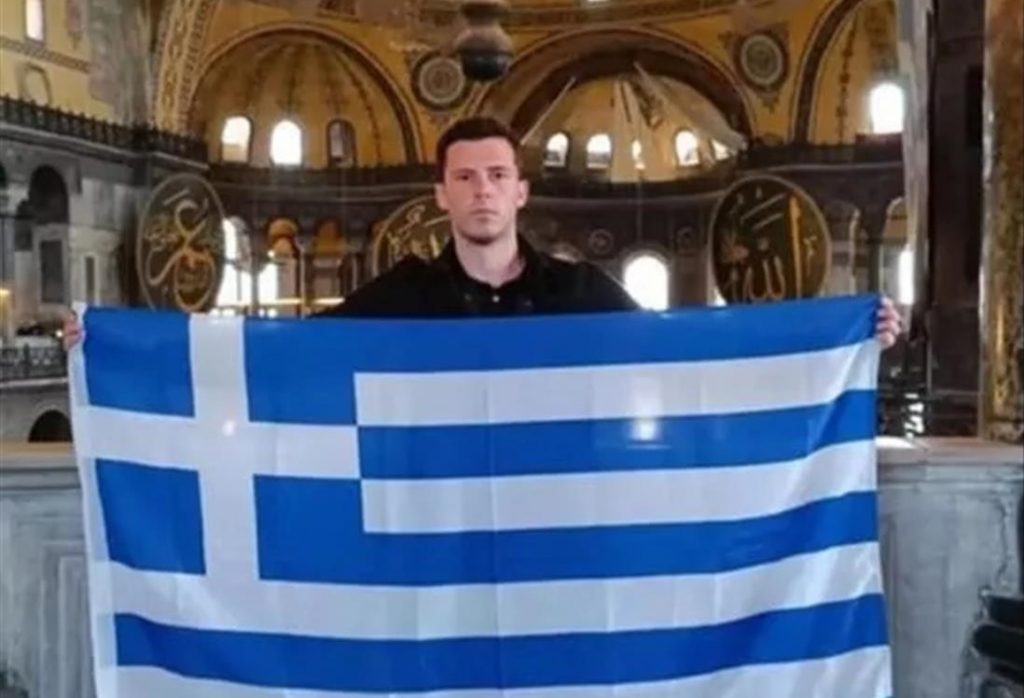 Σφοδρές αντιδράσεις στην Τουρκία – Έλληνας άνοιξε την ελληνική σημαία στην Αγία Σοφία