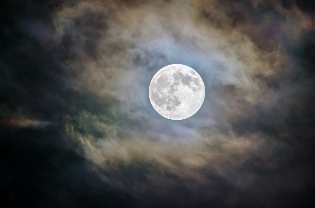 Η Πανσέληνος Μαρτίου κοσμεί τον νυχτερινό ουρανό – Γιατί ονομάζεται «Φεγγάρι του Σκουληκιού»