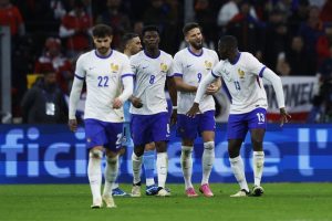 «Μπάχαλο» στη Γαλλία για τον… πετεινό στην φανέλα