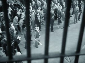 Απέναντι στον όχλο