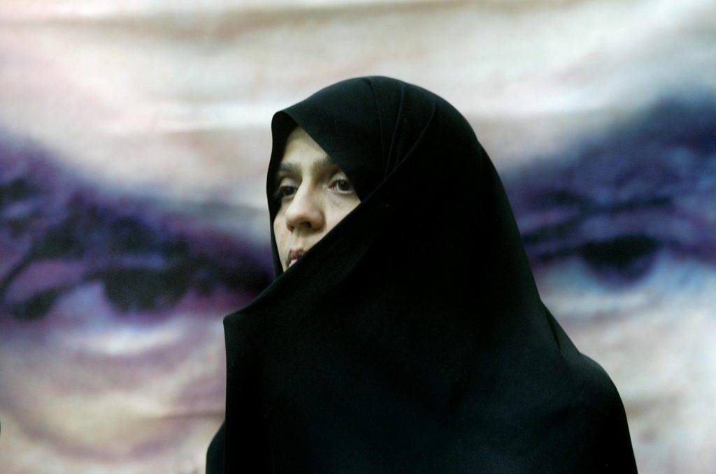 Ιράν: «Κόλαση» η ζωή των γυναικών – Μαστίγωμα, φυλάκιση και πρόστιμα σε όσες οδηγούν και δεν φορούν μαντίλα