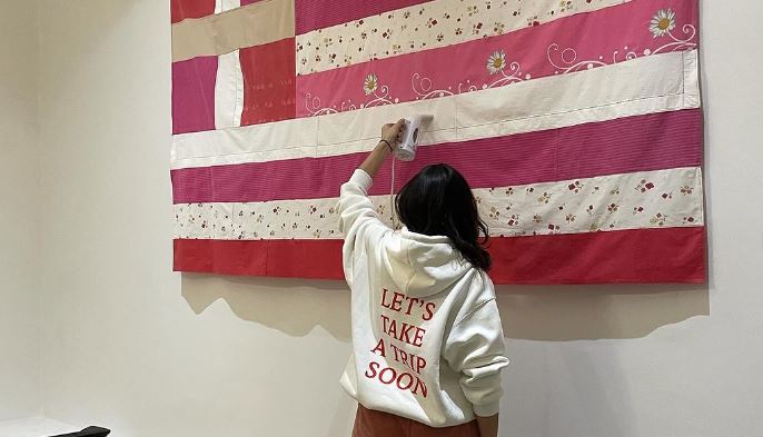 Ημέρα της Γυναίκας: Η Αθήνα τιμάει τη ροζ ελληνική σημαία της Γεωργίας Λαλέ