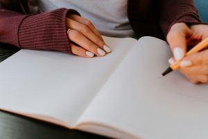 Η θεραπευτική ιδιότητα του journaling – Γιατί αξίζει να καταγράφεις τις σκέψεις σου