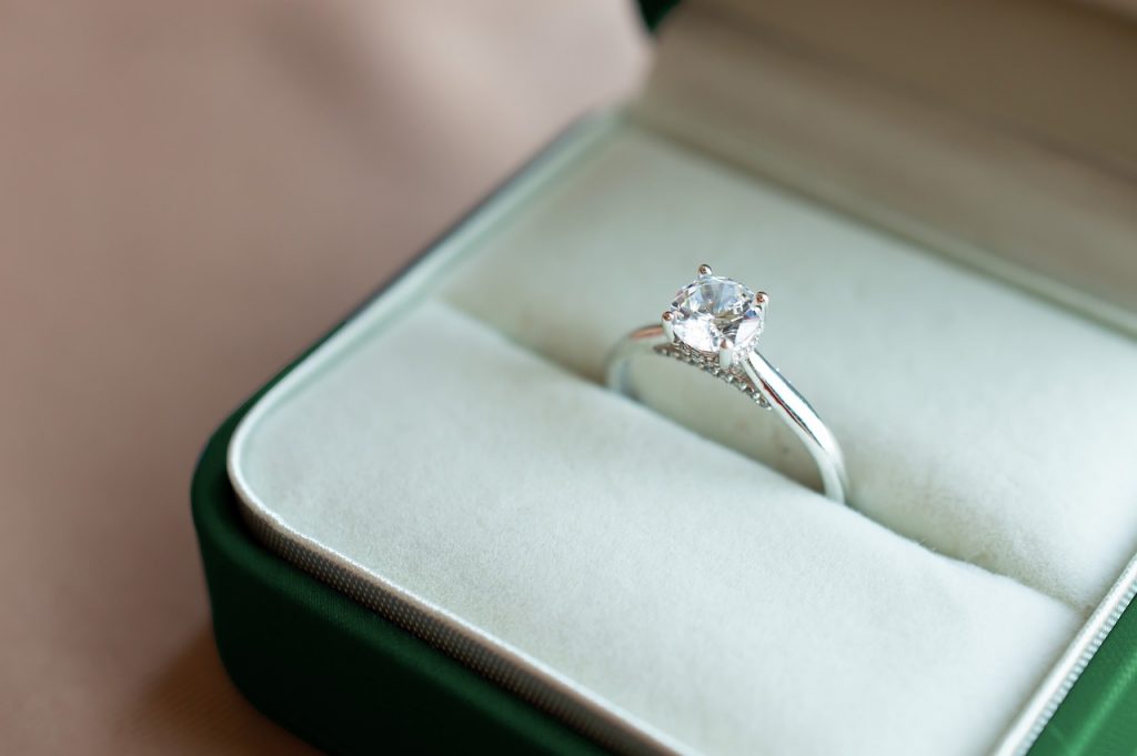 Αγόρασε δαχτυλίδι 6,5 ευρώ και αποδείχτηκε… διαμάντι 2,3 καρατίων