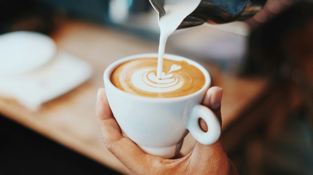 Τι προκαλεί η υπερκατανάλωση του καφέ – Τα συμπτώματα που πρέπει να σας ανησυχήσουν