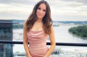 «Έγινε χαμός στο σπίτι» – Η Καλομοίρα για το μοντέλο που φλέρταρε τον άντρα της