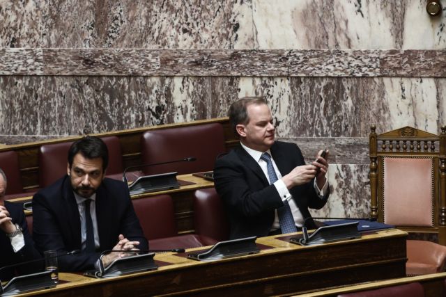 «Όποιος χειροκρότησε τον Καραμανλή είναι συνένοχος» – Ξεσπά και καταγγέλλει μητέρα θύματος των Τεμπών