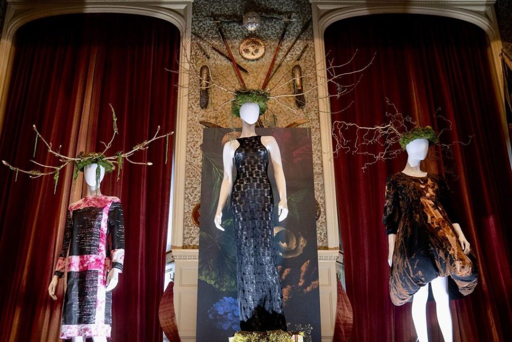 Ρούχα από «βασιλικά» απόβλητα κήπων του Καρόλου – Πόσο θα διαρκέσει η ιδιαίτερη συλλογή