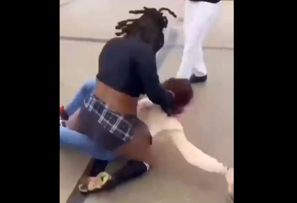 Άγριος καβγάς μεταξύ ανηλίκων έγινε viral – Της χτυπούσε το κεφάλι στο πάτωμα 