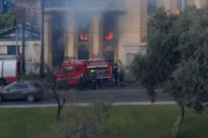 Πειραιάς: Φωτιά σε εγκαταλελειμμένο κτίριο στα Καμίνια – Κλειστή η Πειραιώς