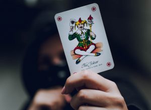 Πάτρα: Στα πράσα έπιασαν θηλυκή συμμορία που παραβίαζε σπίτια με… τραπουλόχαρτο