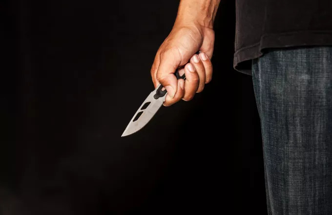 Συναγερμός στο κέντρο της Αθήνας – Άντρας μαχαίρωσε γυναίκα