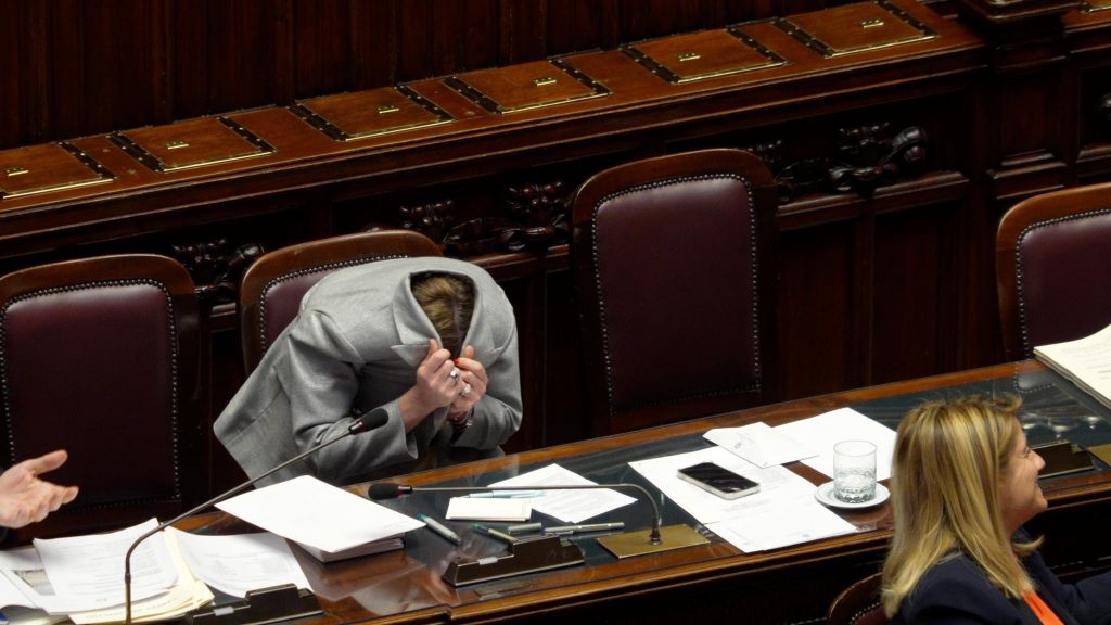 Ιταλία: Η φωτογραφία της Τζόρτζια Μελόνι που έγινε viral – «Κρύβεται» μέσα στο σακάκι της