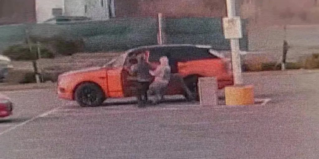 Τολμηρός ιδιοκτήτης αυτοκινήτου τα έβαλε με 3 άνδρες που πήγαν να του κλέψουν το όχημα