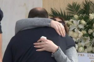 Νίκαια: Δραματικές στιγμές στην κηδεία του 39χρονου που σκότωσε ο πεθερός του