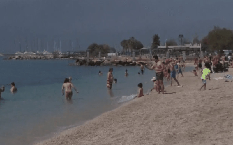 Αποπνικτικό «κοκτέιλ» με ζέστη και αφρικανική σκόνη σε όλη την Ελλάδα: Έρχονται 30άρια – Εικόνες από τις παραλίες