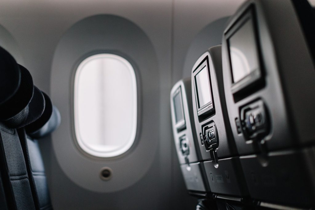 Αεροπλάνο: Ο απίστευτος λόγος που τα παράθυρα έχουν μικροσκοπικές τρύπες