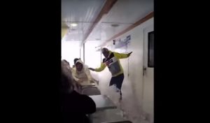 Στιγμές πανικού σε φέρι μποτ γεμάτο με τουρίστες – Τεράστιο κύμα σαρώνει το κατάστρωμα