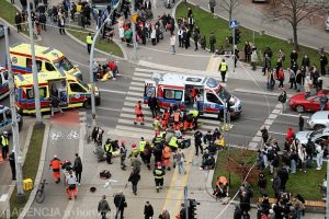 Συγκλονιστικό βίντεο – Οδηγός παρέσυρε και τραυμάτισε 17 άτομα στην Πολωνία 
