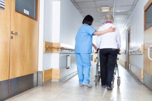 Συνελήφθη «μαϊμού» νοσοκόμα στον Πειραιά – Πώς «ξάφριζε» ασθενείς και συνοδούς