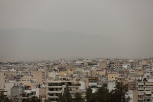 Η αφρικανική σκόνη «πνίγει» την Ελλάδα: Πότε υποχωρεί και πότε έρχεται νέα «εισβολή»