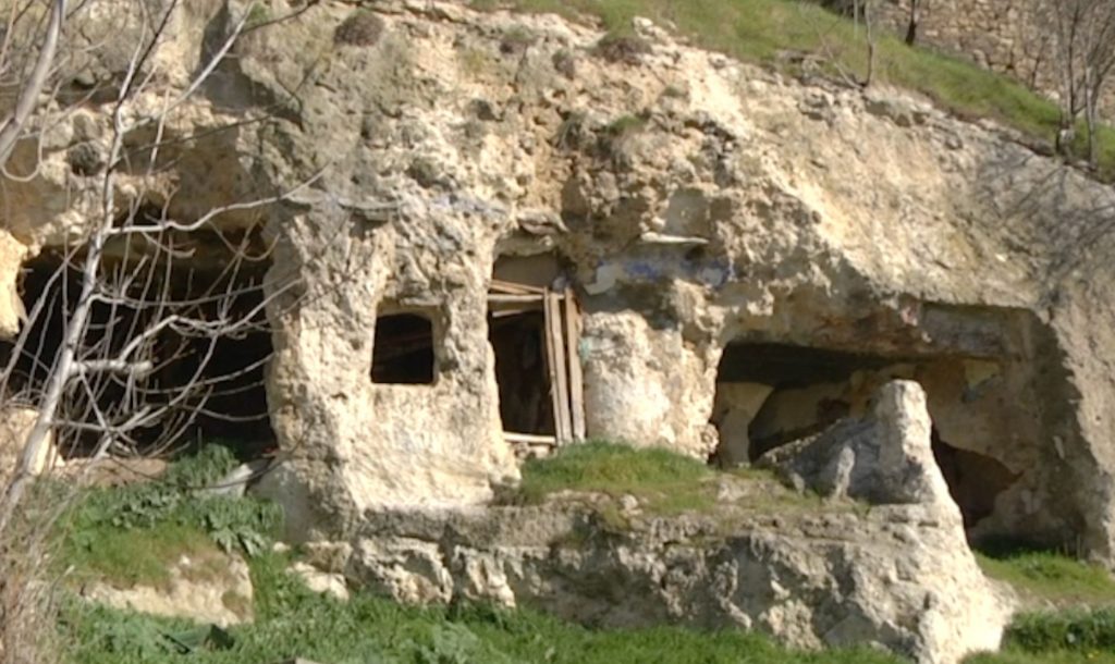 Διδυμότειχο: Οικογένειες ζουν μέσα σε σπηλιές σε πρωτόγονες συνθήκες
