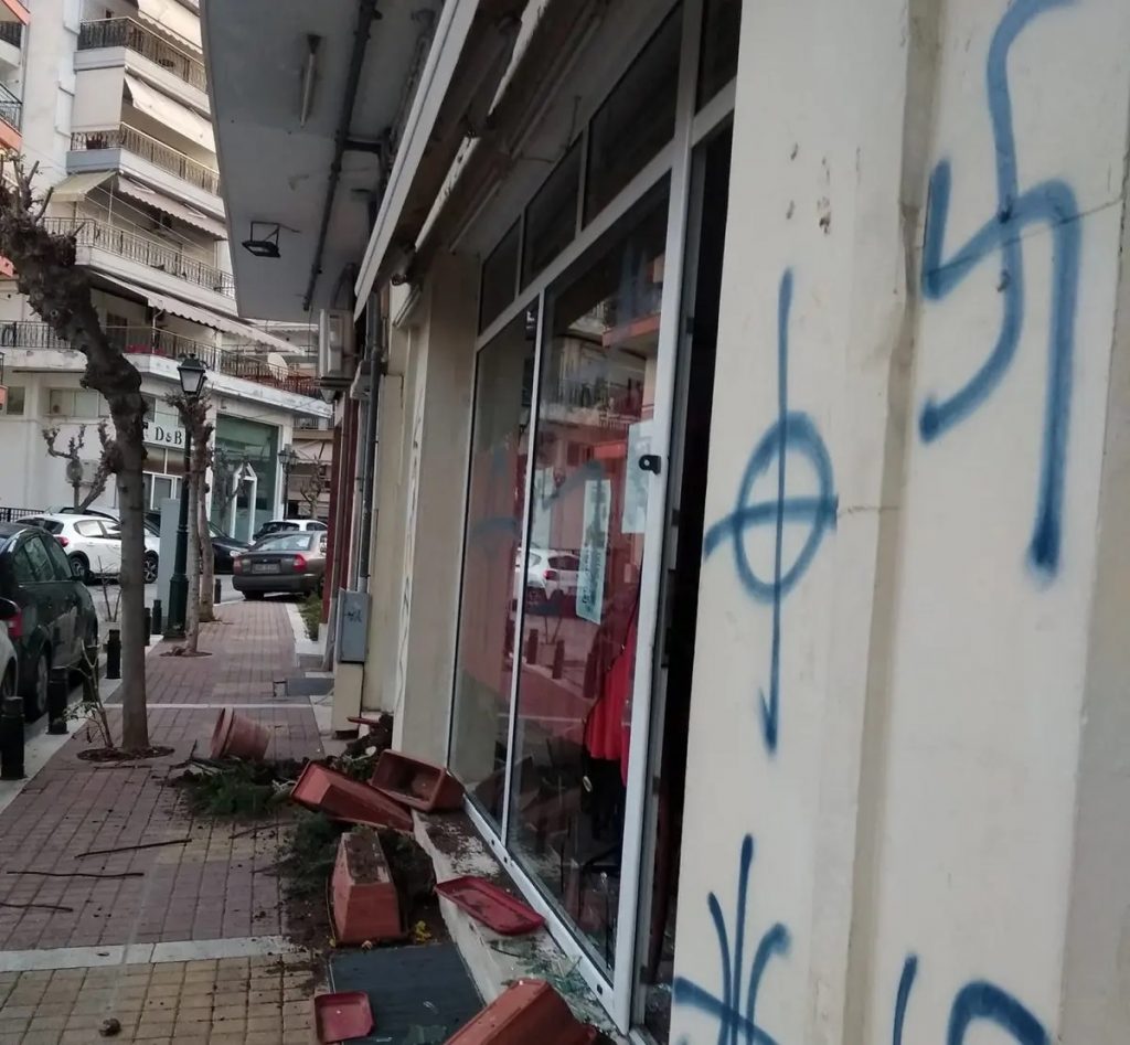 Θεσσαλονίκη: Ζωγράφισαν σβάστικες και έσπασαν την τζαμαρία στη «λαϊκή βιβλιοθήκη»