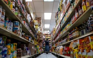 Η χρυσή εποχή… των ψιλικατζίδικων – Γιατί οι Αμερικανοί συρρέουν σε αυτά ακόμα και για φαγητό