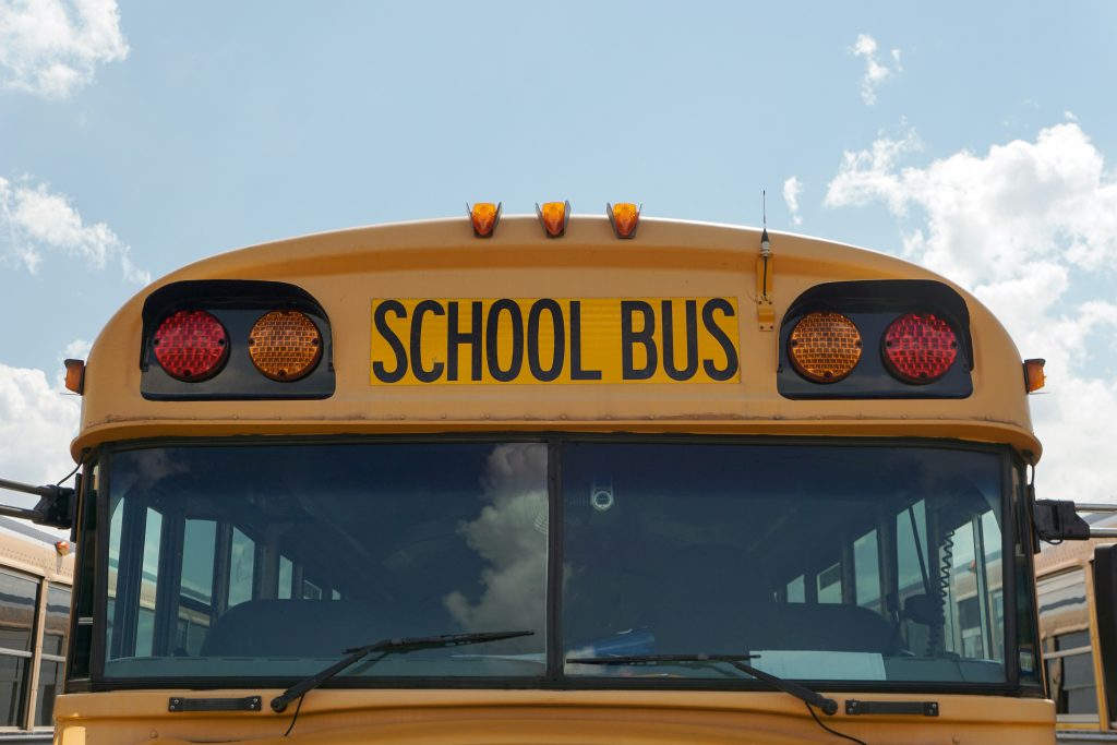 Αδιανόητο περιστατικό βίας – 10χρονο κορίτσι γρονθοκοπεί 6χρονο σε σχολικό λεωφορείο
