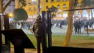 Ξέσπασμα μίσους: Η απάθεια των μαρτύρων, νίκη για τους τραμπούκους