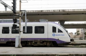 Άγιος Στέφανος: Τρένο προσέκρουσε σε πεσμένο δέντρο – Σημαντικές καθυστερήσεις