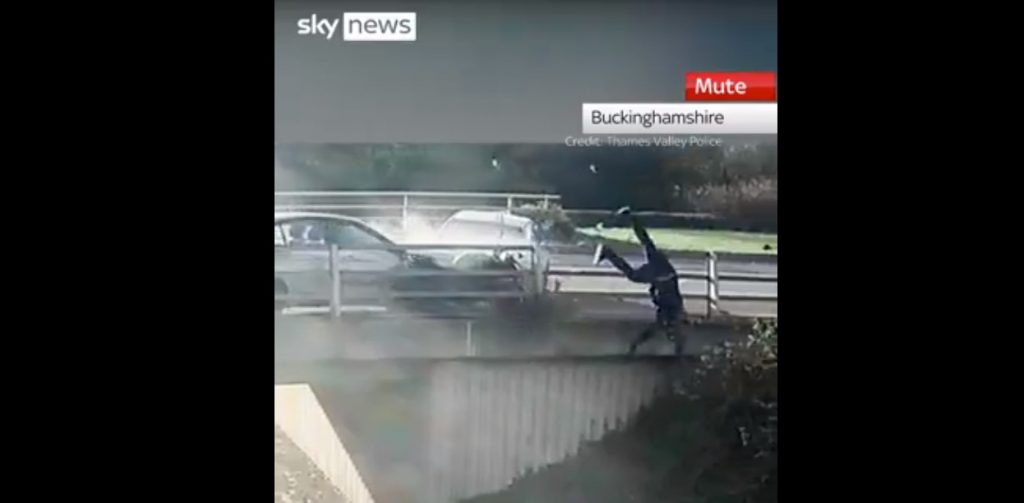 Σοκαριστικό βίντεο: Οδηγός μηχανής πέφτει από γέφυρα μετά από τροχαίο ατύχημα