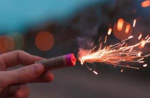 Σαλαμίνα: Σοβαρός τραυματισμός ανήλικου από φωτοβολίδα