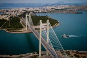 Εύβοια: Νεαρός έπεσε από την υψηλή γέφυρα της Χαλκίδας