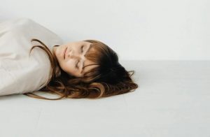 It’s floor time! Το νέο trend του TikTok κάνει τους χρήστες να πέφτουν στα… πατώματα