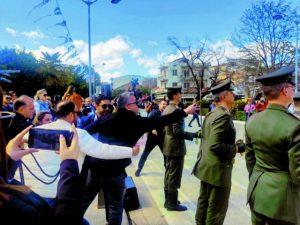 Σφοδρή σύγκρουση με αντιπολιτευτικό μέτωπο