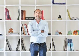 Θανάσης Ντάνης: «Πασχίζουμε να κρατήσουμε τις κοινωνίες μας ζωντανές»