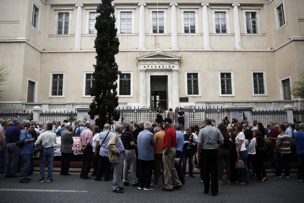 Συντάξεις: Οι εισηγήσεις και οι αντιδράσεις για τα αναδρομικά