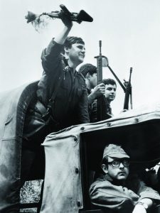 Η Επανάσταση των Γαριφάλων και το φάντασμα της Ακροδεξιάς