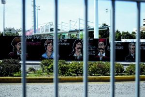 Γιατί φουντώνουν οι θεωρίες συνωμοσίας – Ποιοι και τι κερδίζουν