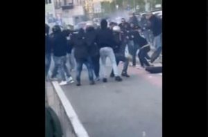 Δείτε το βίντεο: Άγριο ξύλο μεταξύ οπαδών πριν το Τζένοα – Κάλιαρι