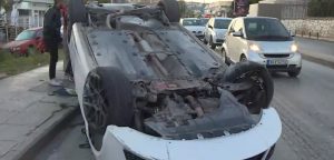 Θεσσαλονίκη: Τροχαίο με ανατροπή Ι.Χ – Προσπάθησε να αποφύγει φορτηγό που πέρασε με κόκκινο