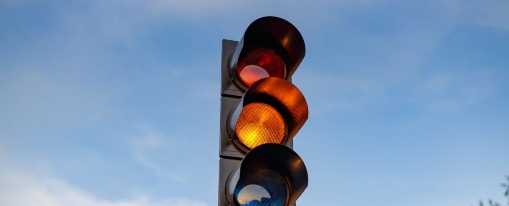Τελικά σταματάμε στο πορτοκαλί φανάρι ή όχι; – Τι προβλέπει ο Κ.Ο.Κ